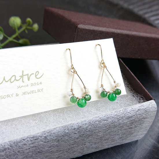 Green chalcedony Pierced earringsA pupu