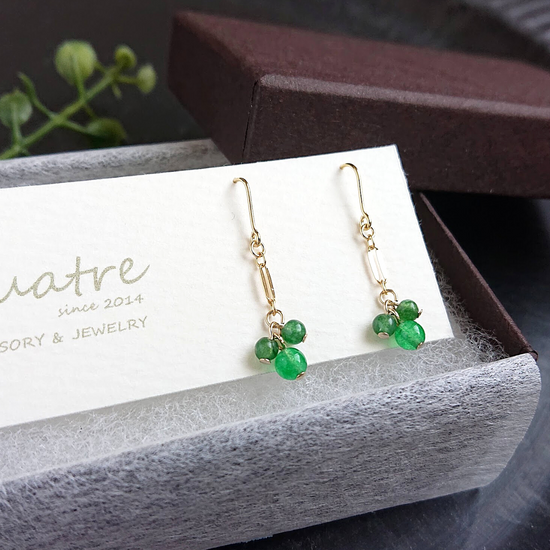 Green chalcedony Pierced earringsA maru