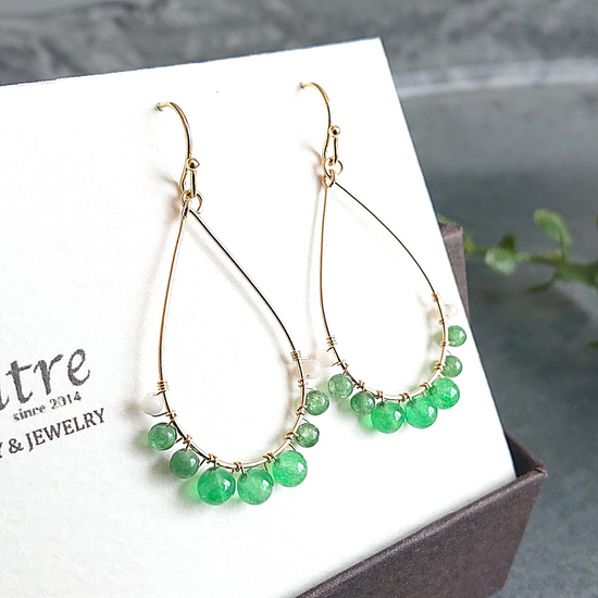 Green chalcedony Pierced earringsA muse