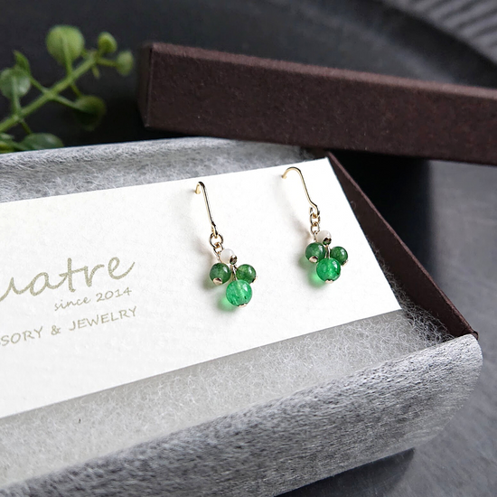 Green chalcedony Pierced earringsA quatre