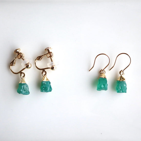 Rough rock charm short pierce/earring (Green onyx)