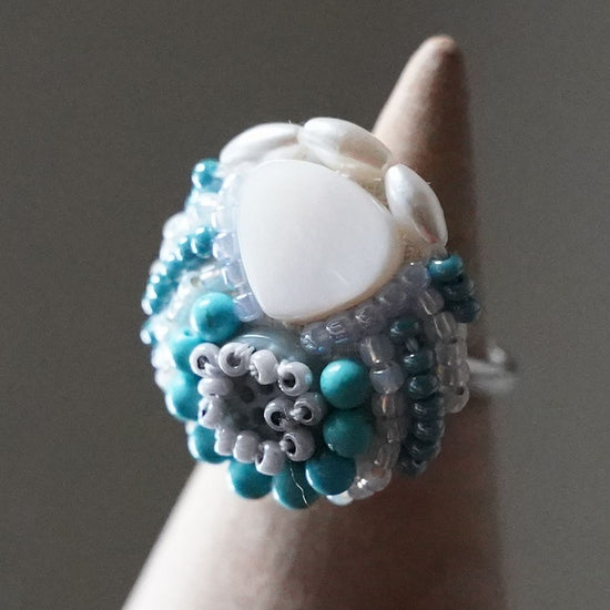 Talkative ring 8 free size bead embroidery ring shell white blue