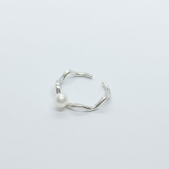 *frill ear cuff* -silver+pearl- (2-way ear cuff and ring)