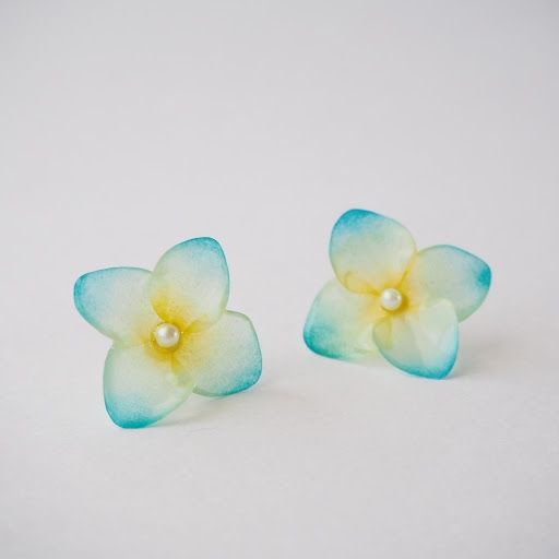 Transparent Japanese paper hydrangea Pierced earrings / Clip-on earrings (light blue)