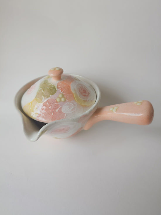 스튜디오 유즈리하 아름다운 변형 분홍 장미가 그려진 평평한 찻주전자, 유약 장미