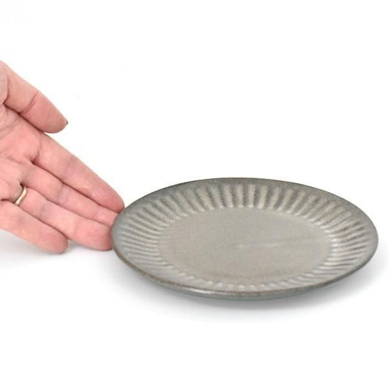 Black pottery shinogi 15cm round dish, ivory grayish Western tableware, round medium dish, made in Japan, Minoyaki, stylish, modern.