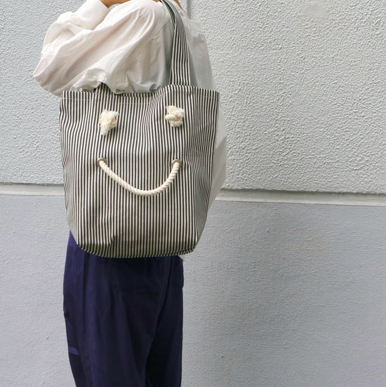 SMILE TOTE HICKORY S