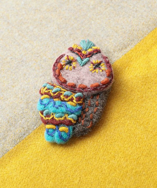 Felt brooch owl A24WNX009MX