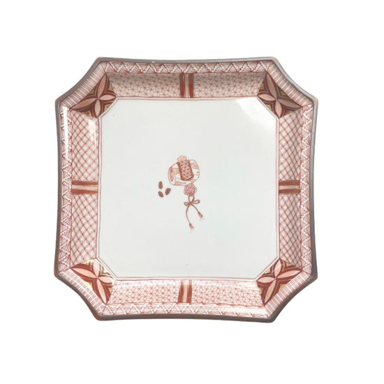 [Reiko Fukushima] 6"-sized rectangular dish with a design of an Uchide-no-Kozuchi (a small hammer and mallet) in red painting in fine detail