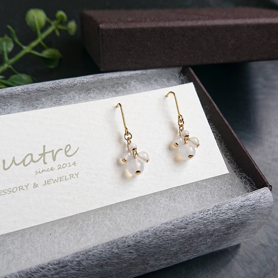 White chalcedony Pierced earrings quatre