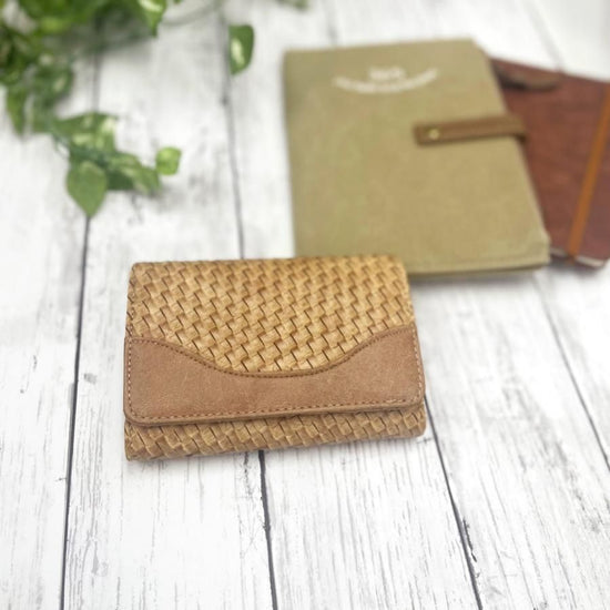 Stamped mesh synthetic leather clasp folding wallet in 3 colors