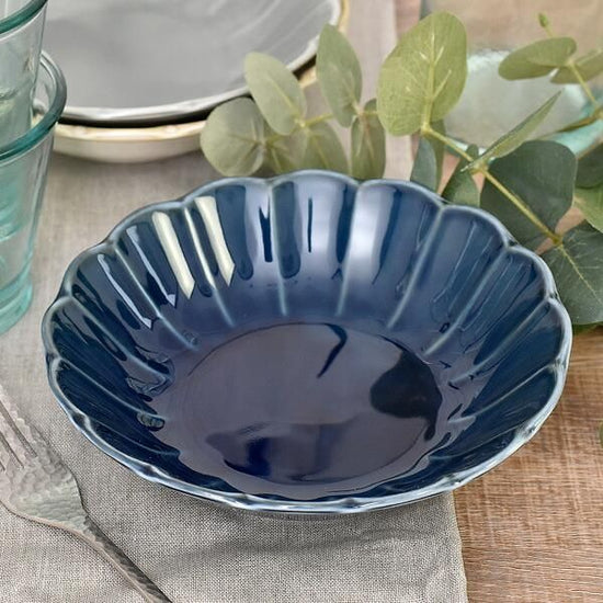 Fiore navy flower-shaped 17cm shallow bowl, blue type, Western tableware, round bowl, made in Japan, Minoyaki, stylish.