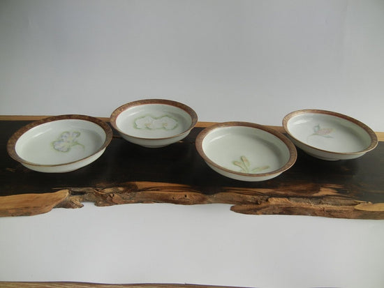 Small dish with floral motifs in gold