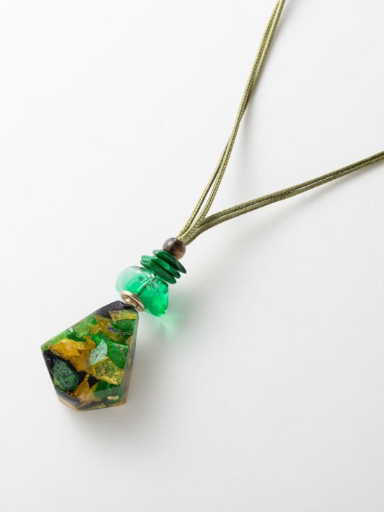 Resin coco square top necklace