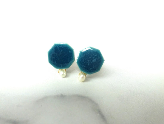 Ceramic pierce/earring with small octagons and small freshwater pearls (dark green)