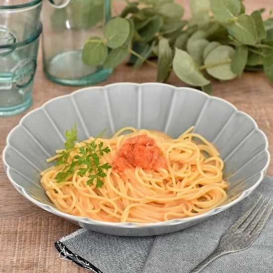 Fiore gray flower-shaped 24cm deep dish, grayish Western tableware, round plate, made in Japan, Minoyaki, stylish.