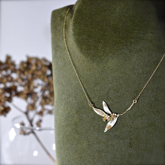 Soft curved necklace with golden osmanthus