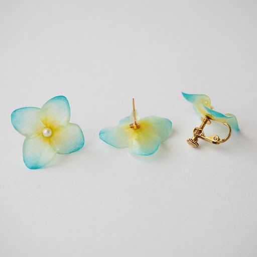 Transparent Japanese paper hydrangea Pierced earrings / Clip-on earrings (light blue)