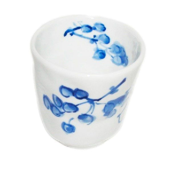 [Eisyou] Teacup with a design of a mountain backdrop, hand-decorated in underglaze blue