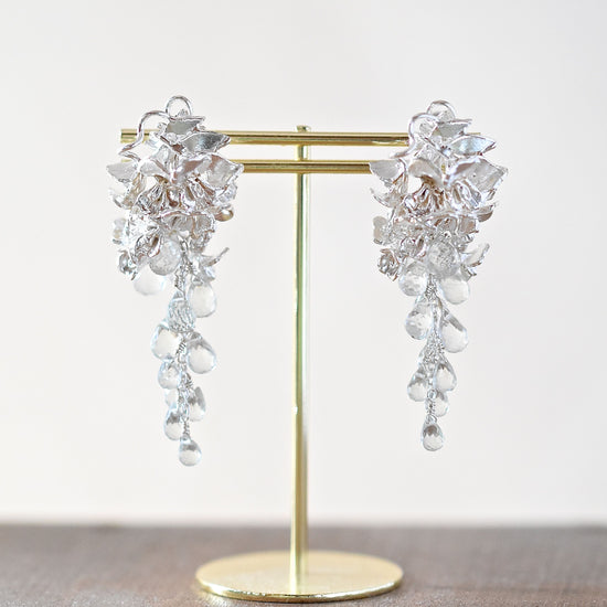 Clip-on earrings of white wisteria