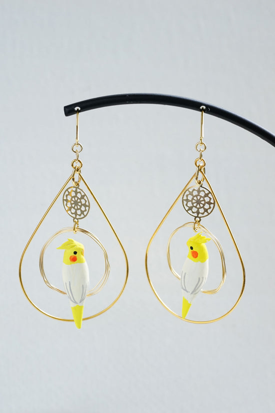 Ring-Riding Cockatiel (Luchino) Pierced earrings with Encircling Accessory Clip-on earrings