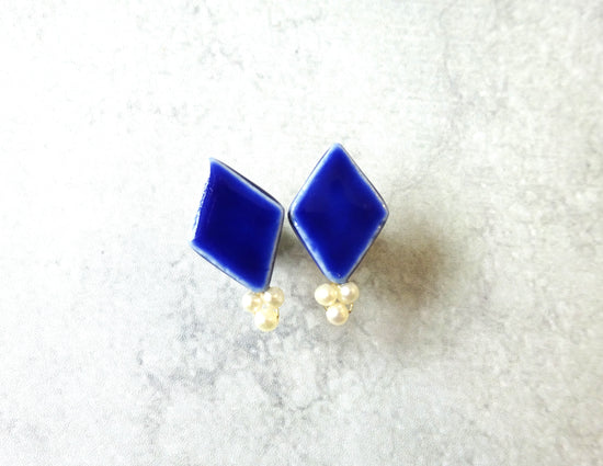 hishigata freshwater pearl pierced earrings/Clip-on earrings (blue)