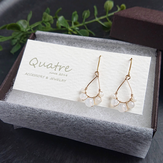 White chalcedony Pierced earrings pupu