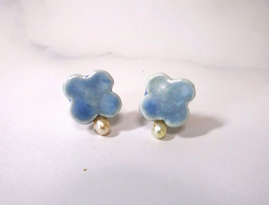 CLOVER and freshwater Pearl Pierced Earrings / Clip-on earrings Light Blue