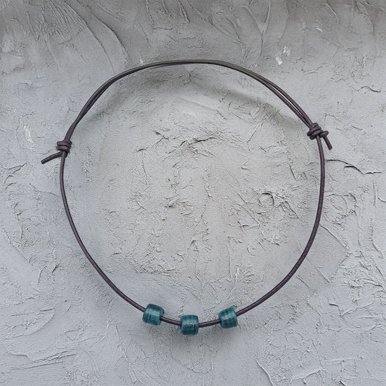 Necklace bead-like plus leather