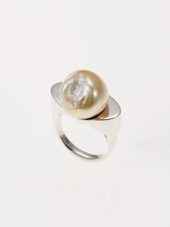 ARCH BAROQUE PEARL SIGNET RING