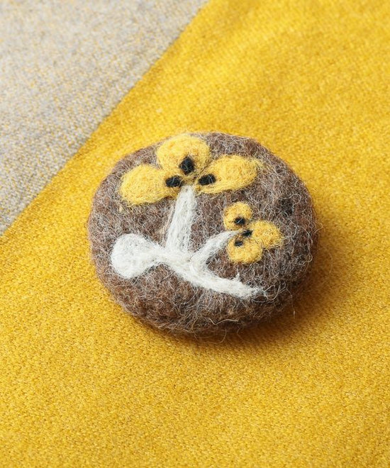 Felt Maru Brooch Brown A24WNX016BR