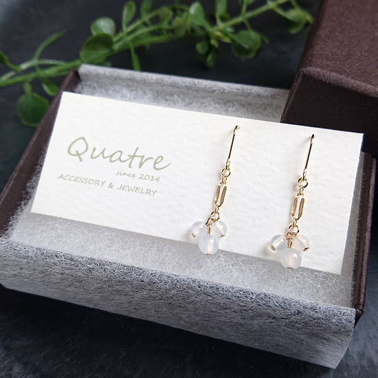 White chalcedony Pierced earrings maru