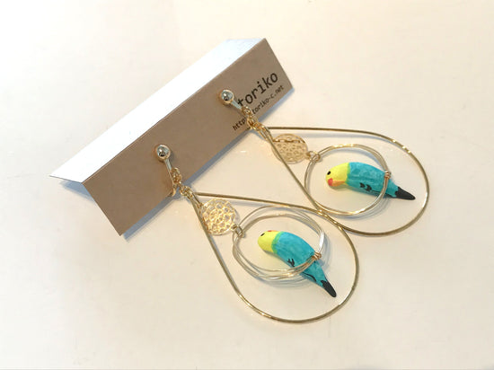Ring-Riding Budgie (Emerald) Pierced earrings with Encircling Accessory Clip-on earrings