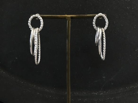 [silver950]Silver Pierced earrings/Clip-on earrings with a shaking ring of overlapping rings, allergy friendly, silver volume, large size.