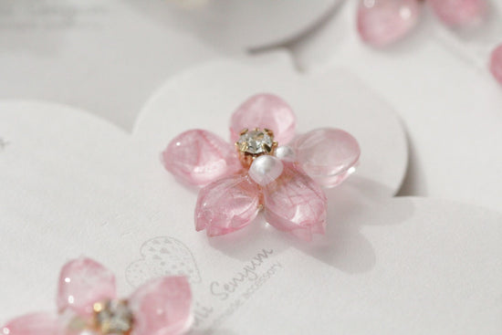 Small Someiyoshino Sakura Earrings with Pearl 