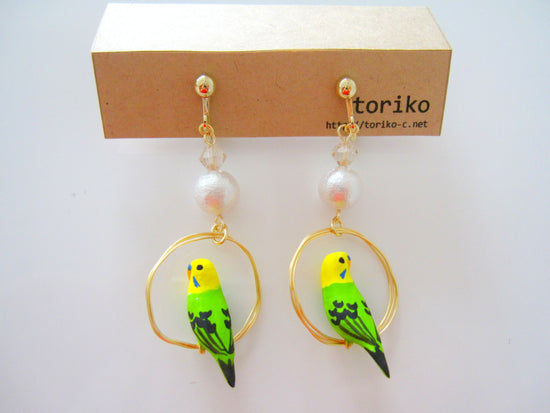 Ring-Riding Budgie (Green) Pierced earrings with Pearls Clip-on earrings