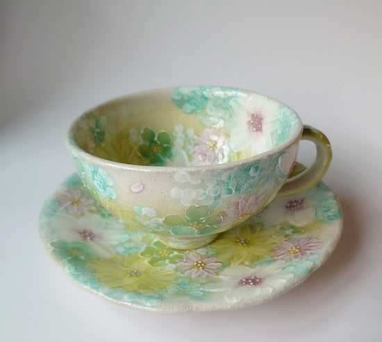 스튜디오 유즈리하 컵&amp;받침, 은은한 녹색에 섬세한 꽃무늬가 매우 아름답습니다. 작은 꽃무늬 44009
