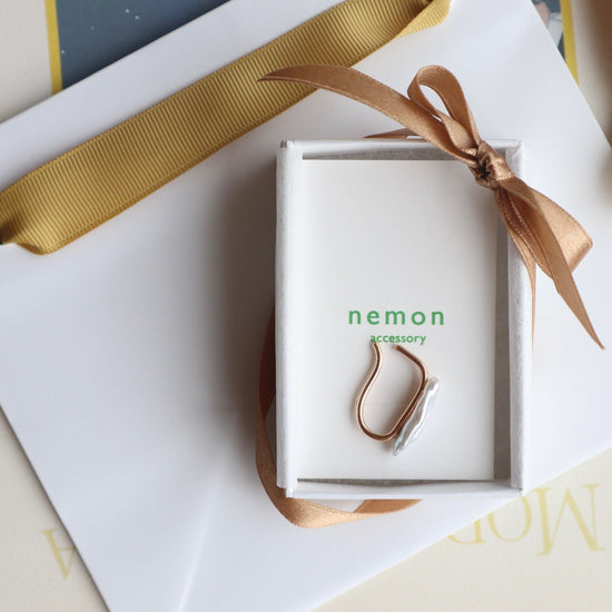 Baroque pearl earcuff