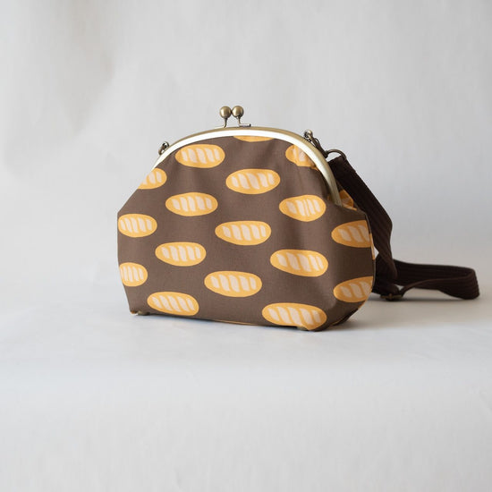 Large shoulder bag with a French bread pattern ¥7,980