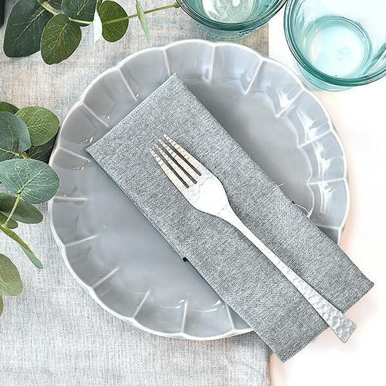 Fiore gray flower-shaped 21.5cm dish, grayish Western tableware, round plate, made in Japan, Minoyaki, stylish.