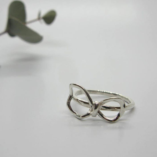Cute ring with ribbon tied in a cute knot *nouer* -tie- (950silver)