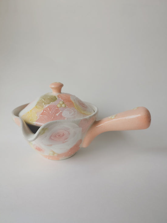 스튜디오 유즈리하 아름다운 변형 분홍 장미가 그려진 평평한 찻주전자, 유약 장미