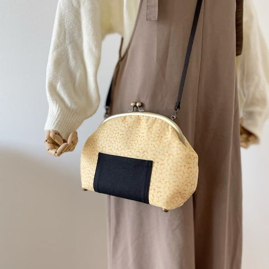 Zesshin Onigiri large clasp shoulder bag brown rice ¥8,100