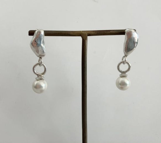 [One-of-a-kind] Melted plump silver volume Pierced earrings with plump pearls, freshwater pearls