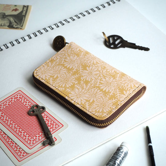 Round Zipper Key Case (Peaceful Daisy) Leather Ladies Men