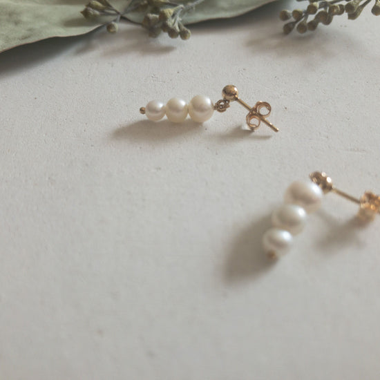 [14kgf]Pierced earrings - 3 freshwater pearls