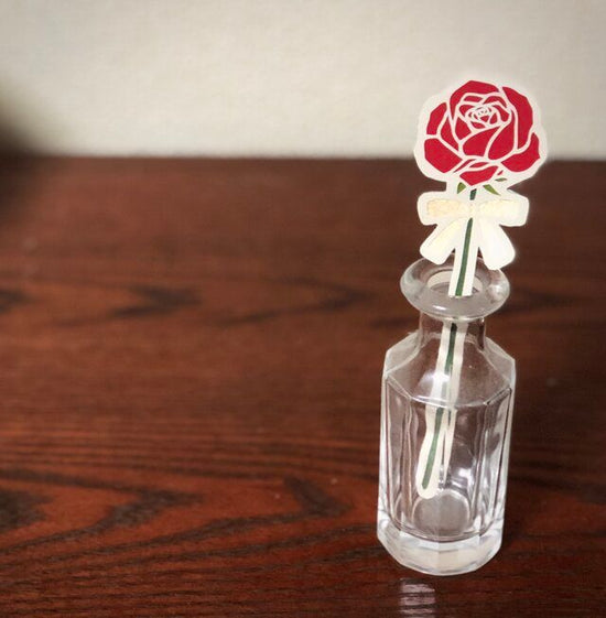 A faintly fragrant kiri-e single-flower bunka [rose].