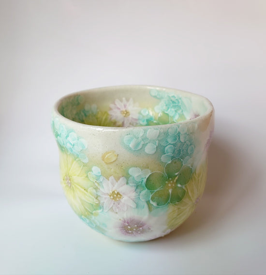 고보 유즈리하 후쿠후 그릇, 부드러운 녹색에 섬세한 꽃무늬가 매우 아름답습니다. 작은 꽃무늬가 화려하게 그려져 있습니다. 44023