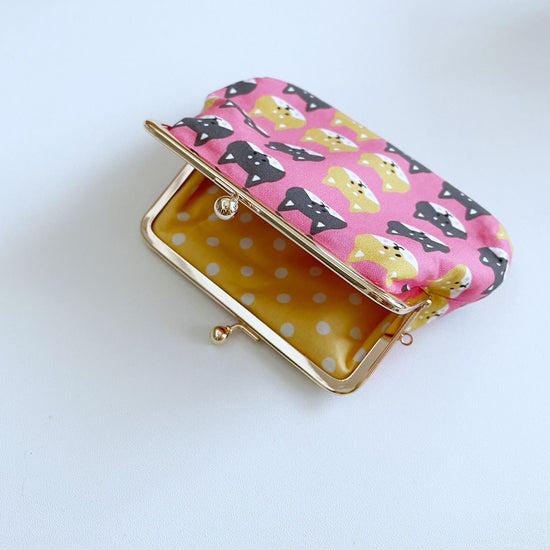 [A purse that fits comfortably in your hand with a red and a black Shiba parent-child clasp.


  2,300 yen