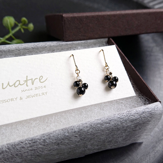 블랙 스피넬 피어싱 이어링 콰트르